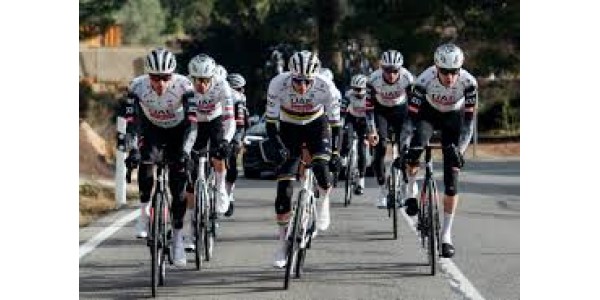 Drei Fahrer bleiben bei Emirates Team XRG